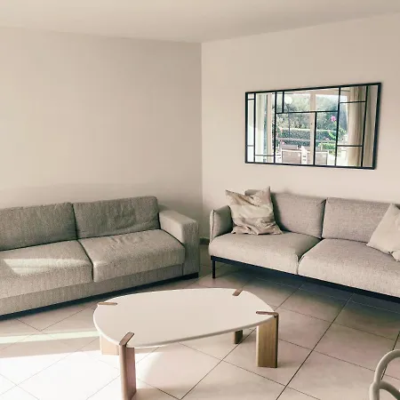 Bel De Standing En Bord De Apartment *
